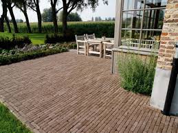 terras in tuin aanleggen